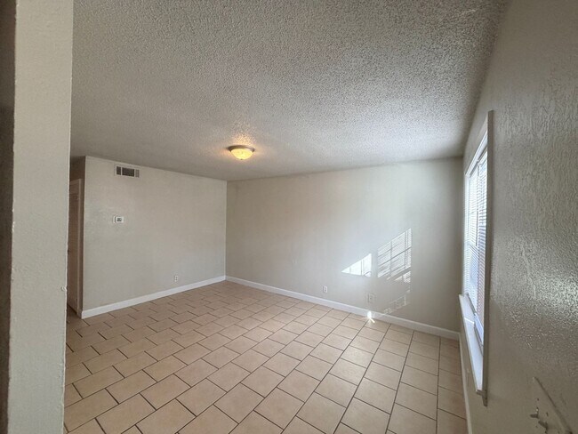 Foto del edificio - Beautiful 2bd/1.5bath Townhome