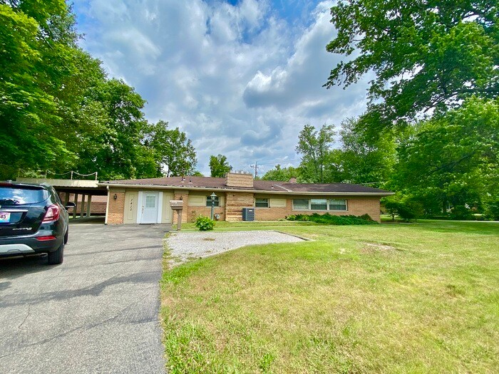 Primary Photo - Unique Milford Ranch Style Home!
