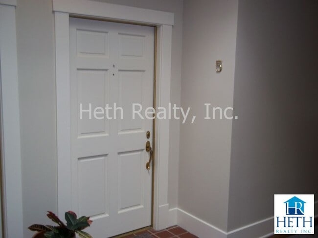 Building Photo - Historic San Marco Area