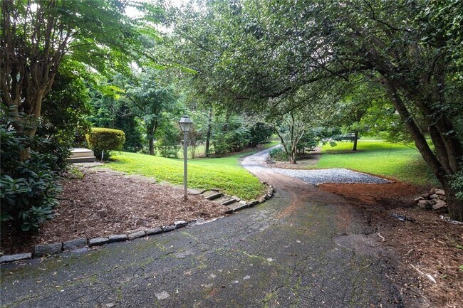 Foto del edificio - 1311 Roxboro Dr NE