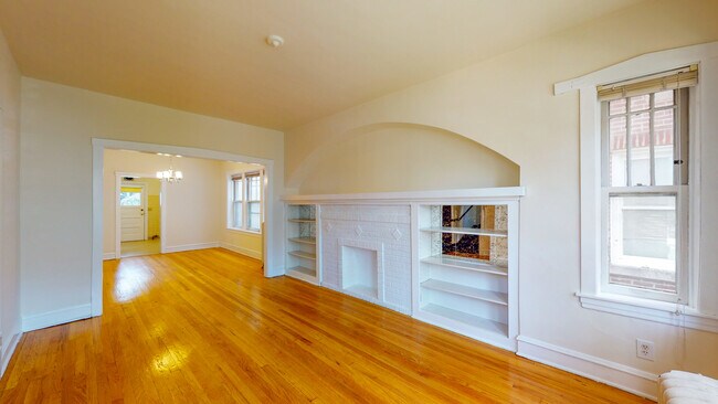 Foto del edificio - 4839 N Kenneth Ave