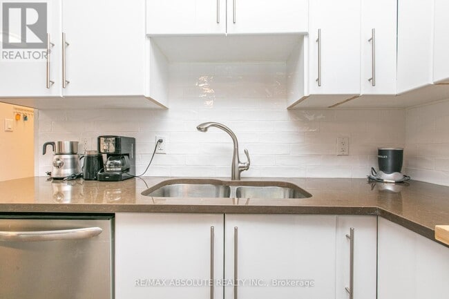 Building Photo - 246-246 Westhaven Crescent