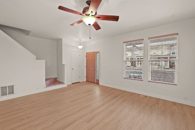 Foto del edificio - Well maintained pet friendly townhome, close to downtown.