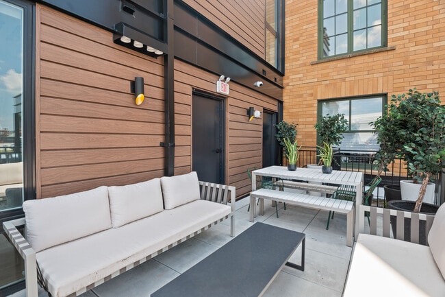 Building Photo - District (Furnished Rooms)