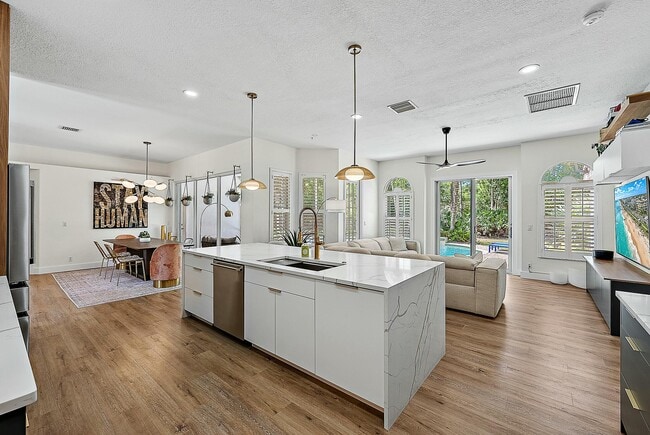 Building Photo - 15415 Alexander Run