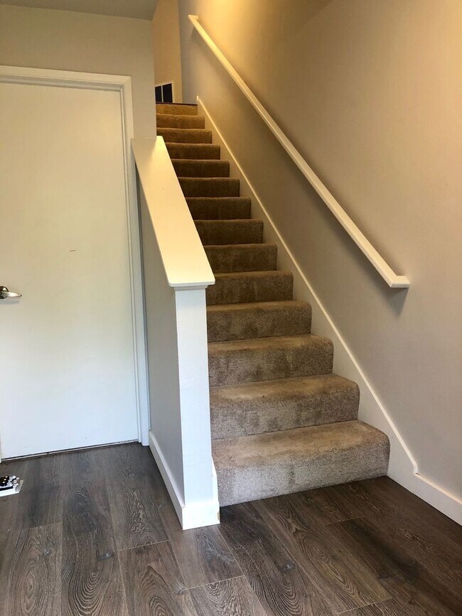 Kirkland Townhome with 2 Bedroom 2 En Suit... House for Rent in