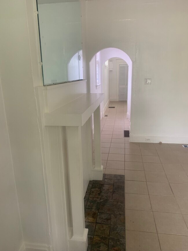 Pasillo pasando la puerta de acceso de los propietarios y el primer dormitorio. - 911 Putnam St