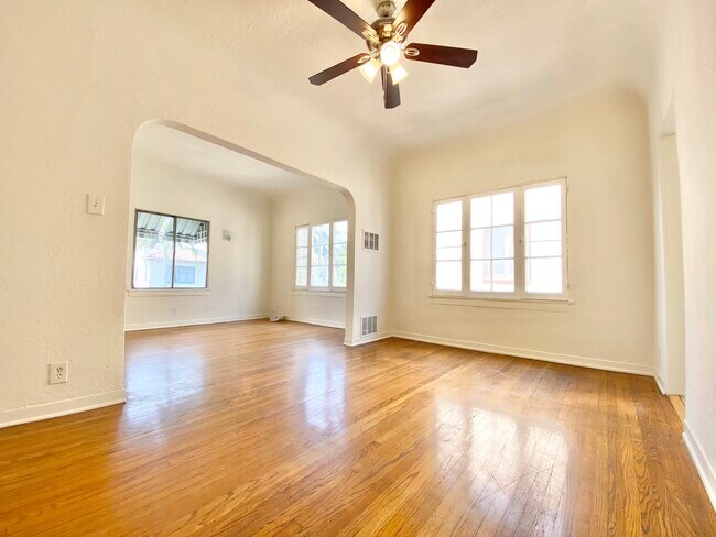 Building Photo - 426 N Curson Ave