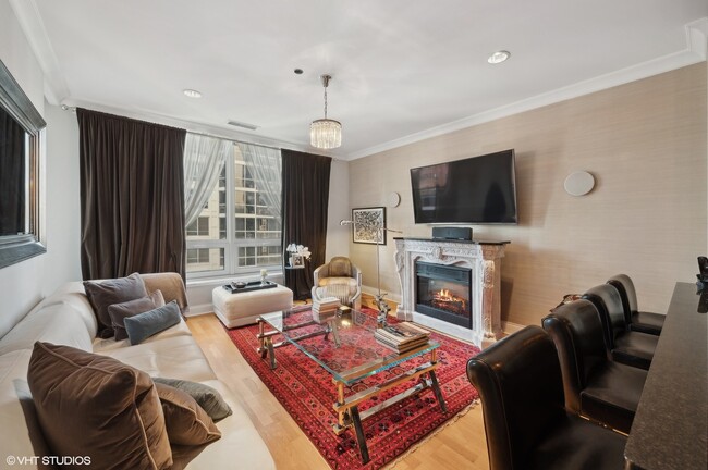 Building Photo - 10 E Delaware Pl