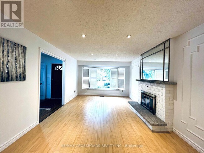 Building Photo - 27 Fernway Crescent
