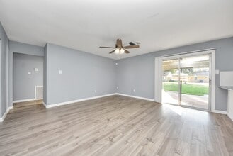 Building Photo - 1122 Un Vly Dr