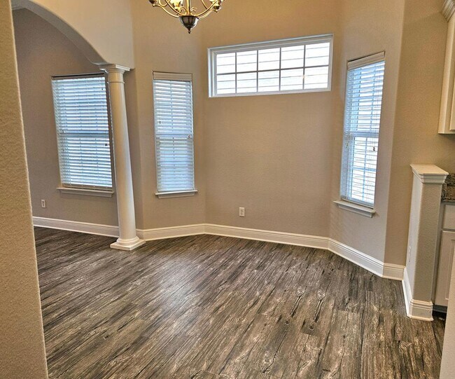 Foto del edificio - 321 Summercreek Cove