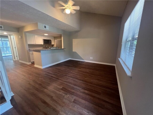 Building Photo - 1001 Park Hill Dr