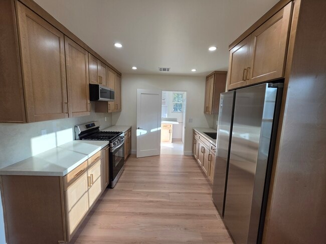 Building Photo - 2913 W Riverside Dr