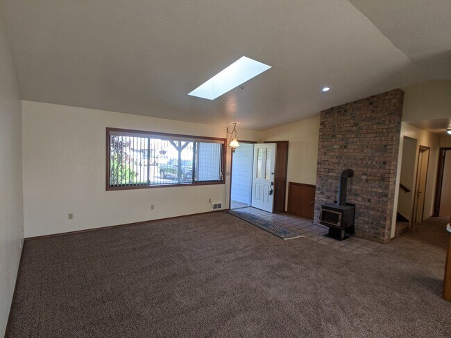 Building Photo - 2 bed 2 bath, 2-car garage, 1940 sq. ft. i...