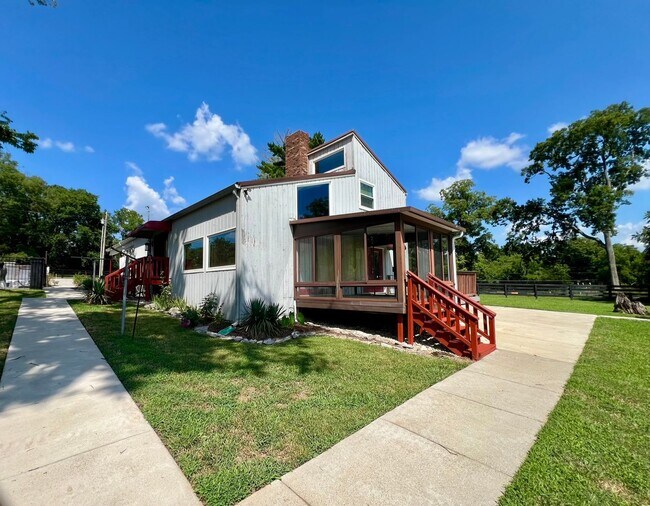 Foto del edificio - Cabin Style Home on Equestrian Farm *Priva...