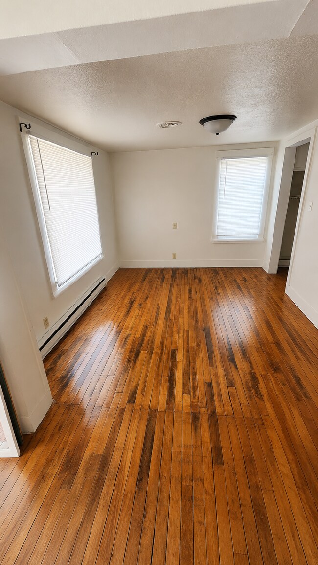 Building Photo - 2 Bedroom, 1 Bathroom House For Rent - Newly Remodeled Kitchen & Bathroom!