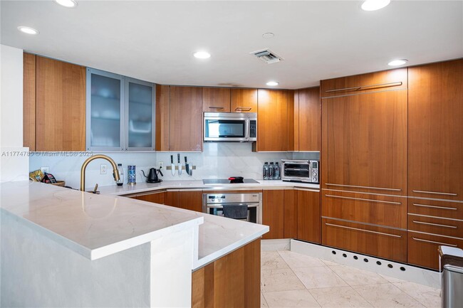 Building Photo - 2627 S Bayshore Dr