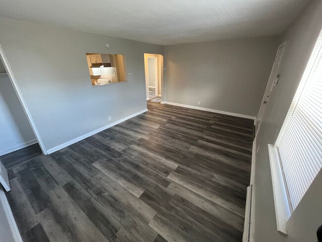 Building Photo - Renovated Two Bedroom One Bath Move In Ready!