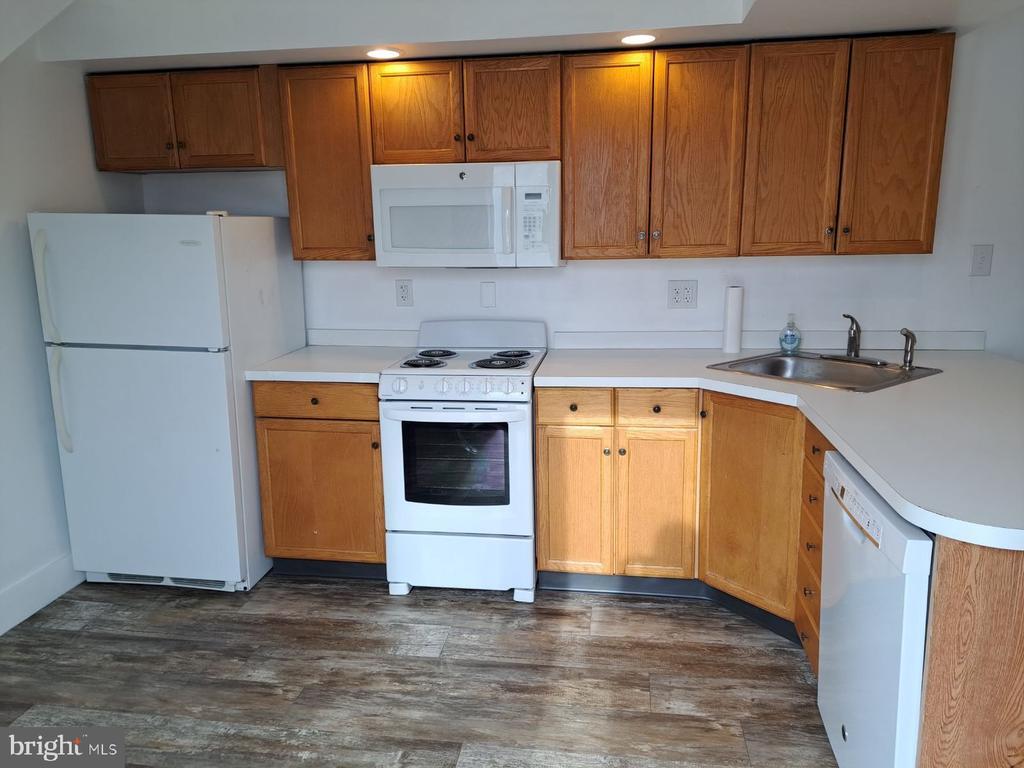 Primary Photo - 114 E 5th St
