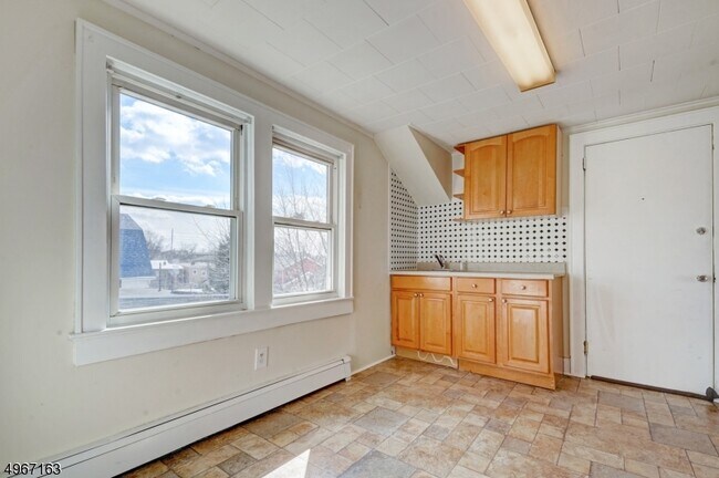 Building Photo - 24 Oakwood Ave