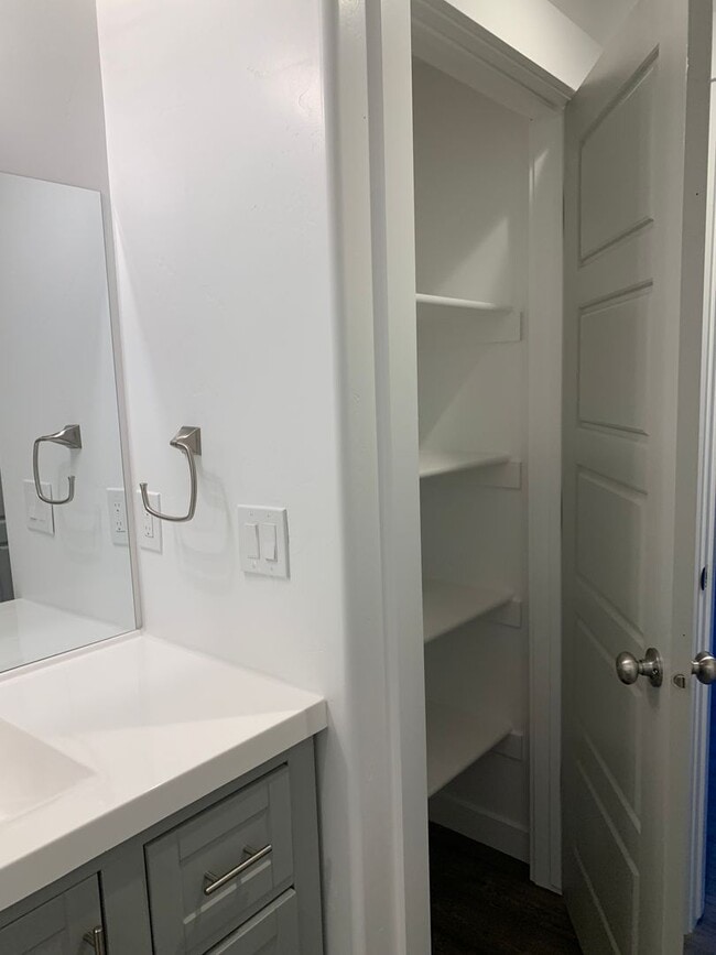 Building Photo - For Rent: 2 Bed / 1 Bath Basement Apartmen...