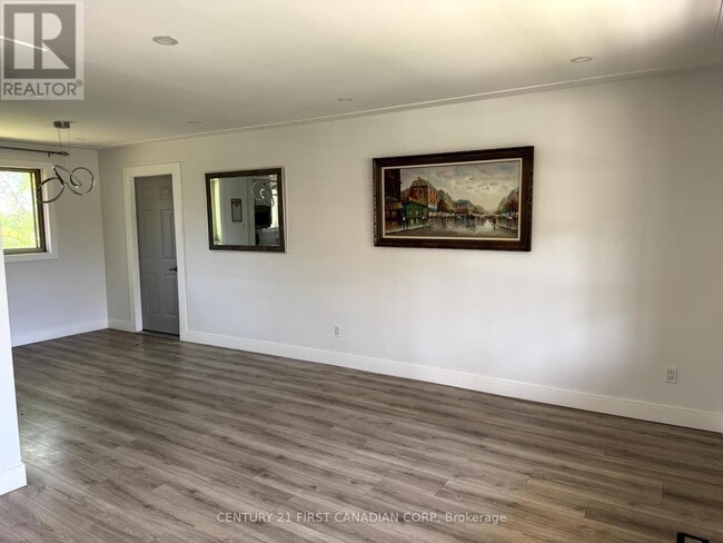 Building Photo - 754 Notre Dame Dr