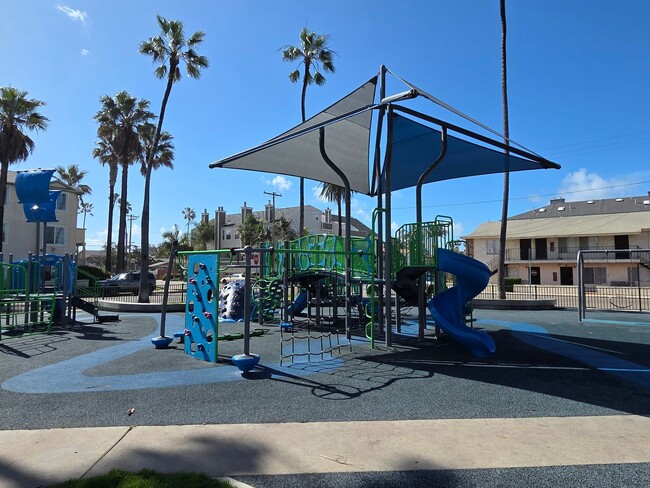 Building Photo - 3-Bedroom, 2.5-Bath House Near Beach