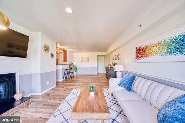 Building Photo - 3178 Summit Square Dr