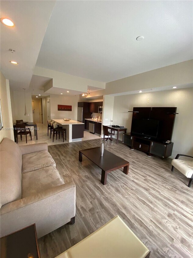 Foto principal - 5300 NW 87th Ave