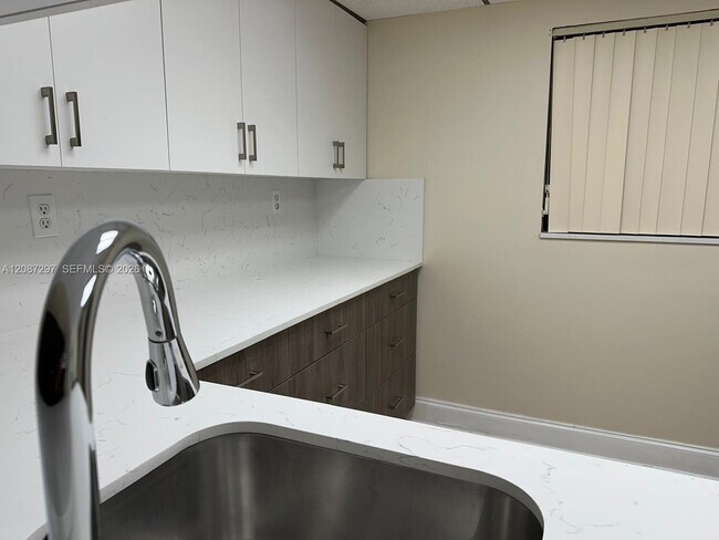 Foto del edificio - 8730 SW 133rd Avenue Rd