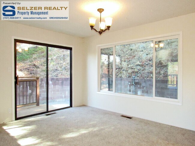 Building Photo - Charming 3 bd. split-level home; private s...