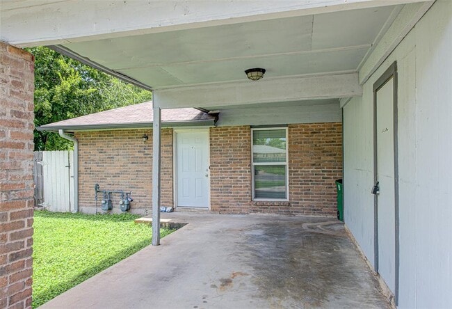 Building Photo - 1403 Click Cove