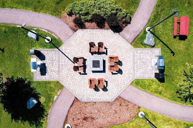 Foto del edificio - A Flexible Floor Plan That Adapts to You - One Bedroom with Den Apartment