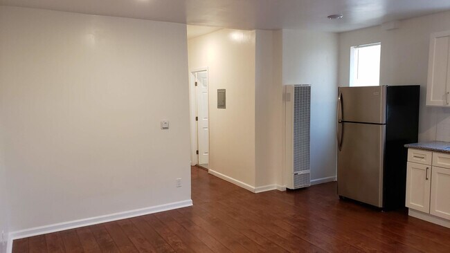 Building Photo - 344 W Poplar St