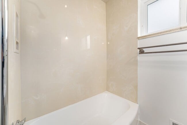 Building Photo - Discover comfort and convenience in this u...