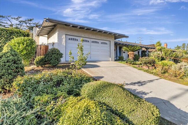 Foto del edificio - Large home in Cupertino with Sparkling Pool