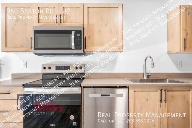 Building Photo - BRAND NEW - 3 Bed 1 bath - Pet friendly un...