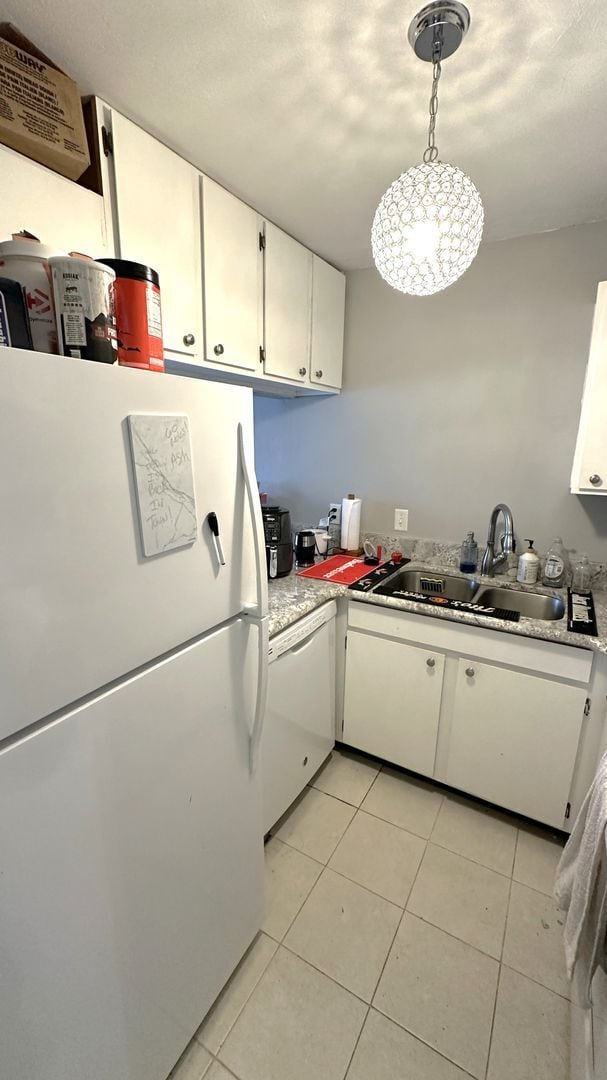 Building Photo - LOVELY 2/2.5 w/ Garage, Deck, Washer/Dryer...