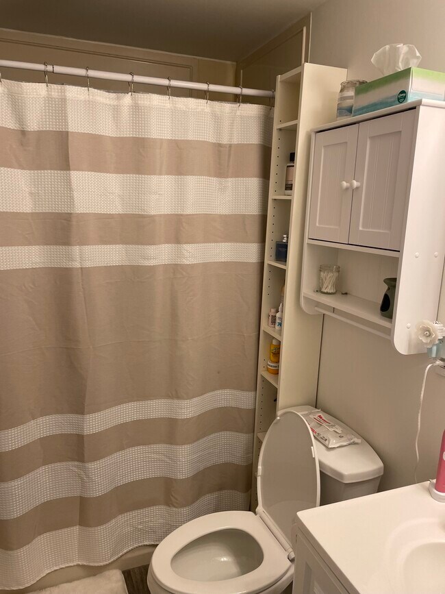 Shared full bath - 2010 Campbell St