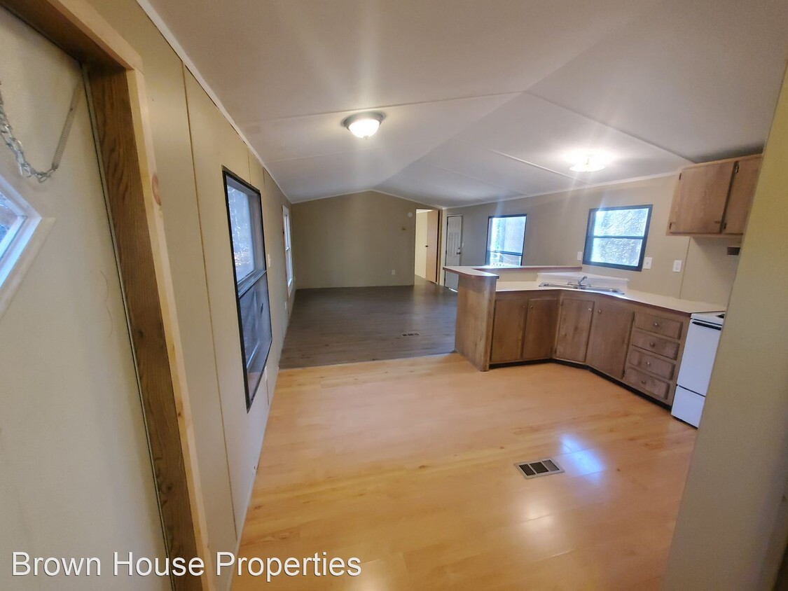 Primary Photo - 3 br, 1 bath House - 591 Hinckley Rd