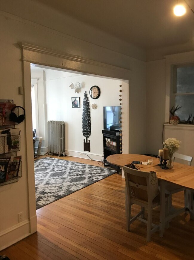 Foto del edificio - Very Spacious 2 BR/1 BA in Wrigleyville
