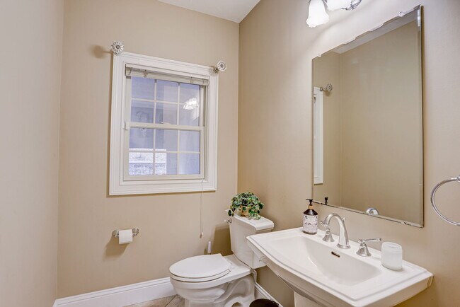 Foto del edificio - 45 Silver Fox Rd