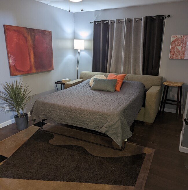 Very comfortable Convertible bed - 75 Griffin St NW