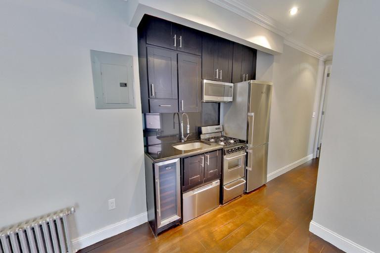 Primary Photo - 3 W 103rd St