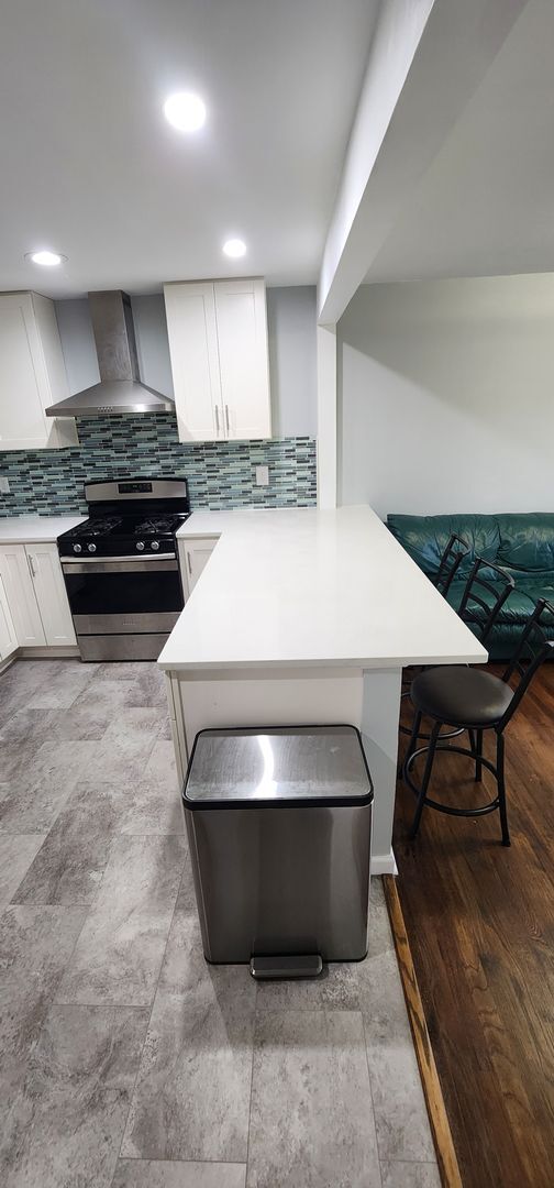 Foto del edificio - Luxury 3-Bedroom, 1-Bathroom House in Broo...