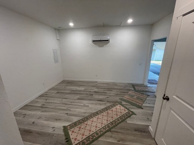 Building Photo - Completely updated 1 Bedroom ADU