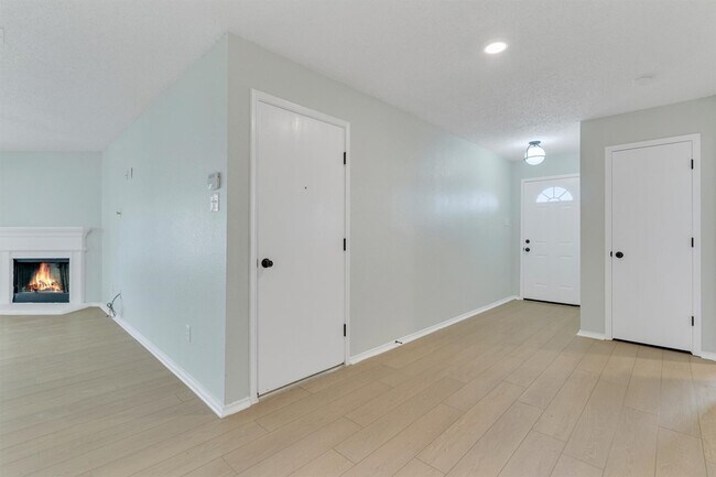 Building Photo - 131 Sandlewood Dr