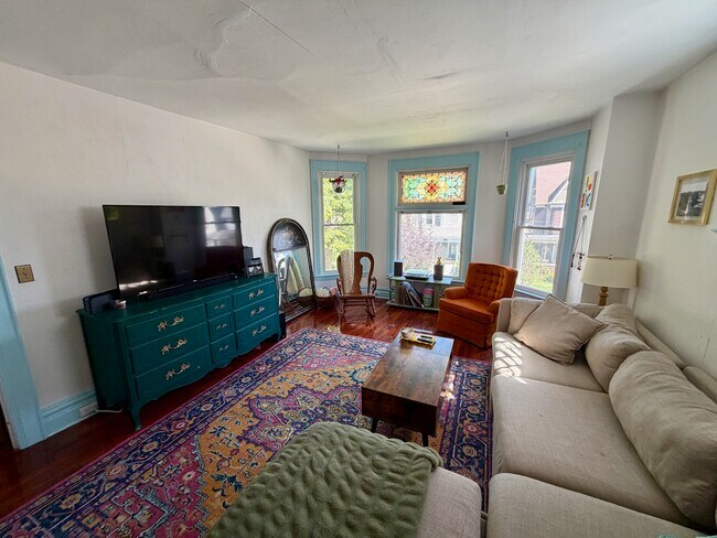 Living Room - 610 Parkwood St NE
