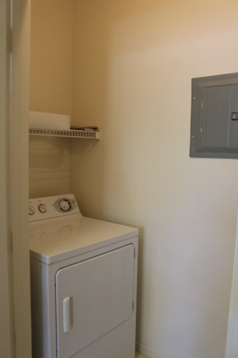 Foto del edificio - Great 2bd, 2bth DOWNSTAIRS unit in GUARD G...